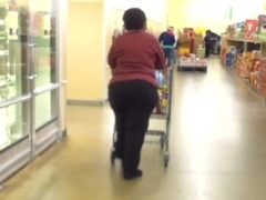 Thick MILF Shows Me Her Round Bubble Ass At Aldi..
