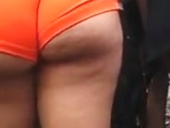 wow!! hot tanned chick big booty in orange shorts!!
