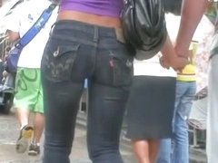 Sexy babe with kinky nice ass on street candid cam
