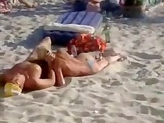 Extremely public BJ on the beach