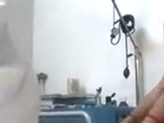 Patiente super sexy branle un docteur dans une chambre