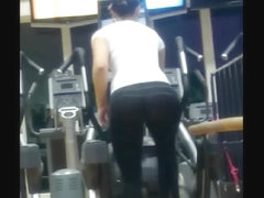 Teen amateur slut skaking booty in gym hidden voyeur cam